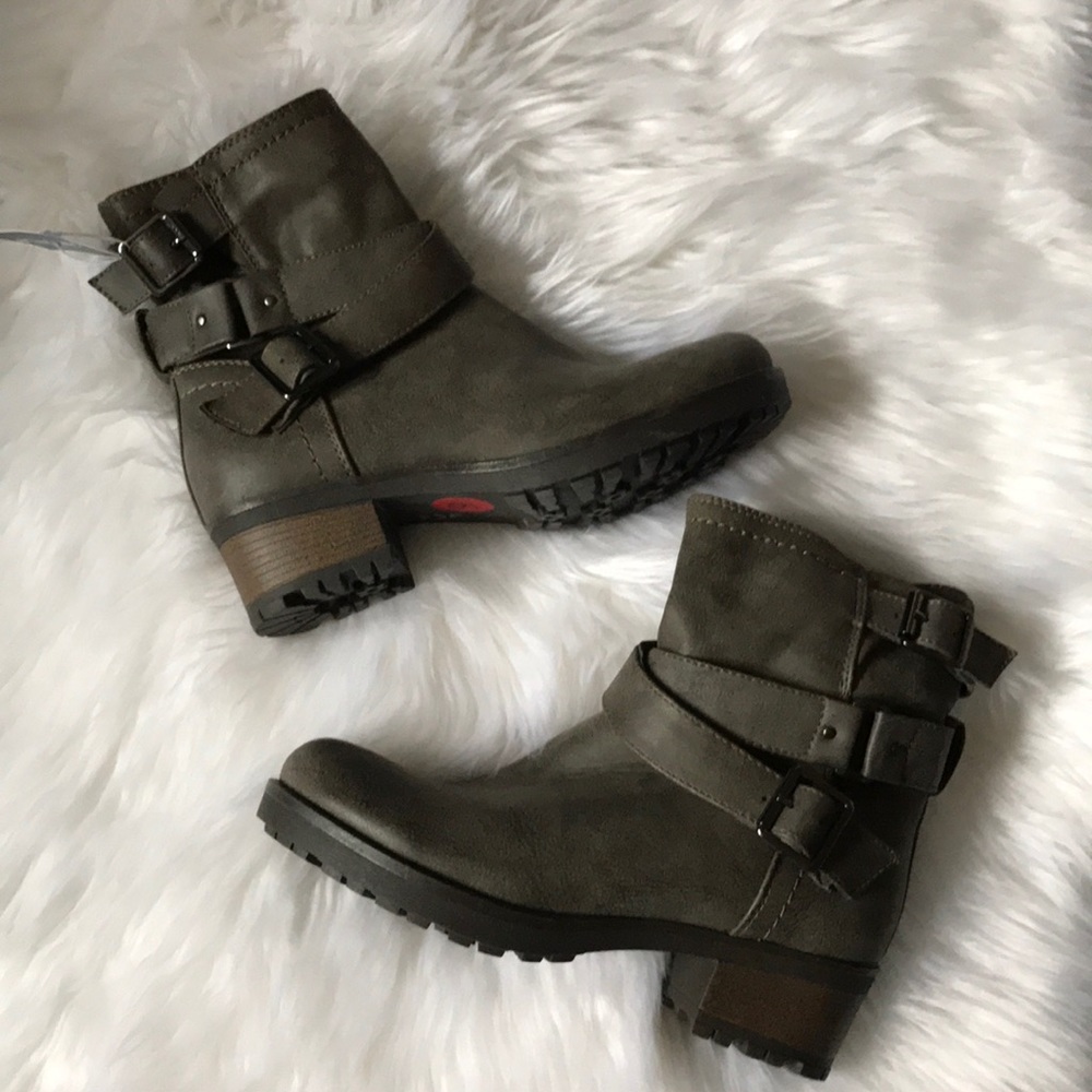 Brand New White Mountain Boots!